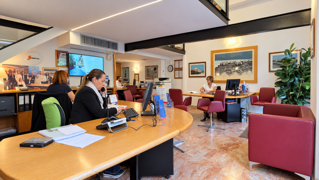 Personale al lavoro nella sala clienti di AS Agenzia Salaria a Roma