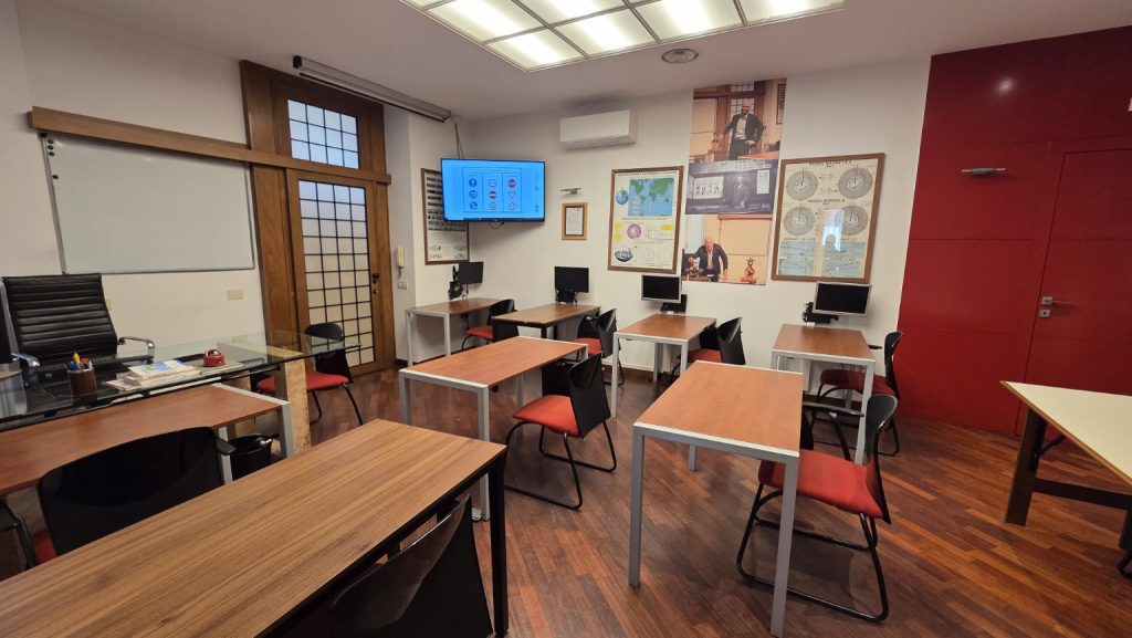 Aula di Autoscuola Salaria a Roma con postazioni per i quiz e schermo didattico